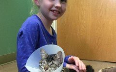 Una bimba di 8 anni e il gattina cieca che ha deciso di adottare